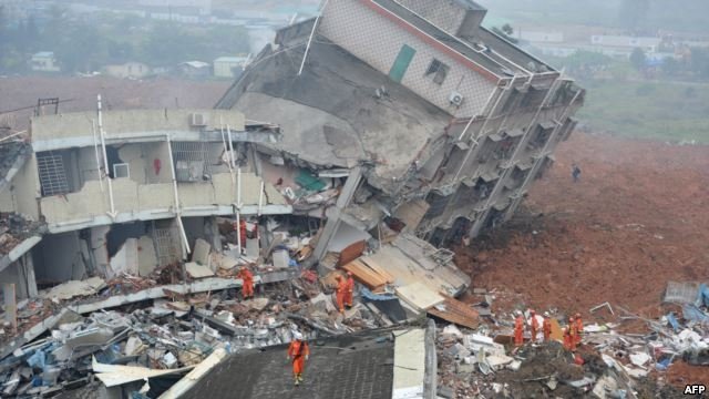  VIDEO Alunecare imensa de teren in China: 91 de persoane disparute, 33 de cladiri ingropate