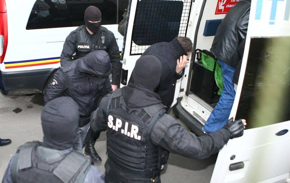  Zece persoane din judeţele Moldovei, arestate pentru contrabandă cu ţigări