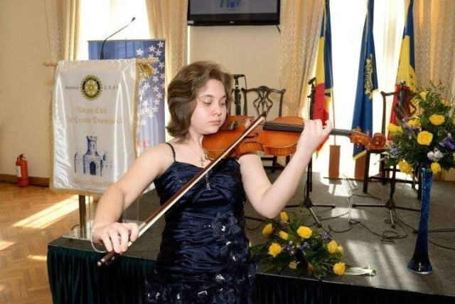  O violonistă de 14 ani din Iaşi a impresionat un juriu din Italia