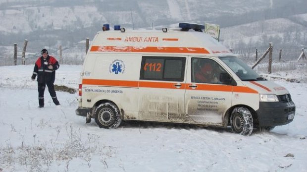  O ambulanță care urma să preia doi vasluieni pentru dializă a rămas înzăpezită