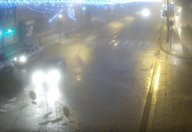  VIDEO: CURSĂ NEBUNĂ pe Pietonal de față cu Poliția Locală! Șofer inconștient!