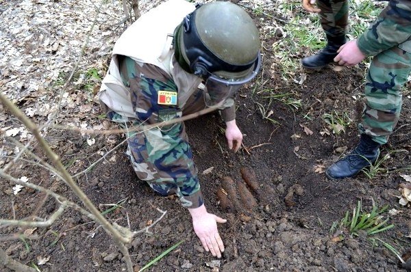  25 de bombe de aruncător, găsite de un ieşean care săpa o fundaţie