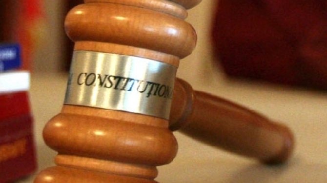  Curtea Constituţională, sesizată într-un proces al primarului comunei Dobrovăţ