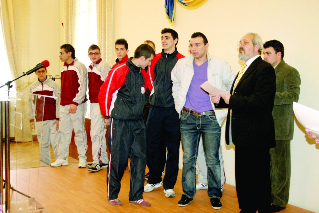  177913_116665_stiri_echipa-popice-juniori-olteanu-romeo-sport-premii-excelenta-2010-primarie_114