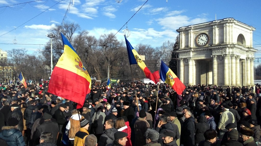 Mii de persoane protestează în faţa Parlamentului de la Chişinău, păzit de mii de poliţişti