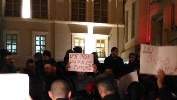  200 de studenţi străini au protestat aseară la UMF. Vor să promoveze cu nota 4