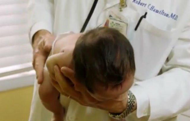 VIDEO: Cum să liniștești un bebeluș care plânge
