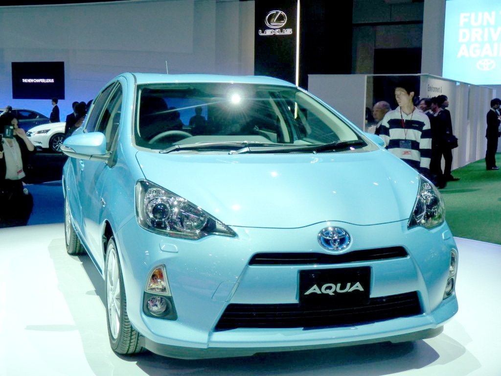  Vânzările de autovehicule electrice şi hibride noi s-au dublat în 2015