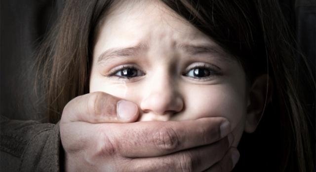  Un tată denaturat și-a violat fetița de 4 ani. A fost arestat