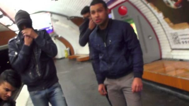  VIDEO: Ce au făcut țiganii la metroul din Paris.  „Pourquoi mă filmezi, mă”!