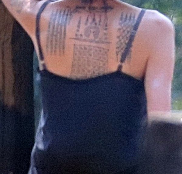  Angelina Jolie și-a mai făcut trei tatuaje. Două sunt mantre budiste