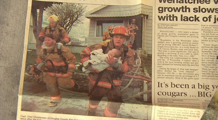  Moment emoţionant pentru un pompier care a salvat un bebeluş acum 17 ani