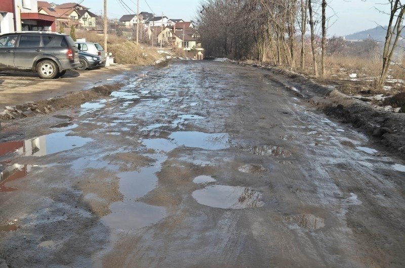  Ieşenii din Vişan speră ca încălzirea vremii să aducă asfaltul