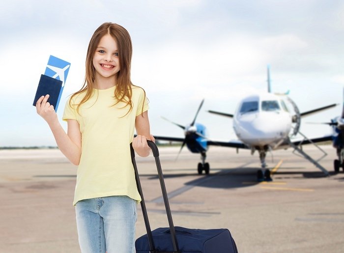  Adolescenții care au împlinit 14 ani ar putea călători singuri cu avionul
