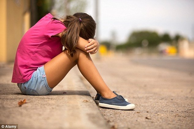 ÎNGROZITOR! Fetiță de 10 ani violată de văcar. Părinților ei nu le-a păsat