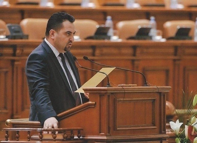 Deputatul independent Viorel Blăjuţ, nefumător, amendează legea anti-fumat