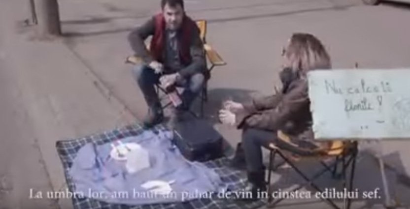  VIDEO: PROTEST INEDIT făcut de 2 tineri, în plină stradă, împotriva gropilor din Bucureşti