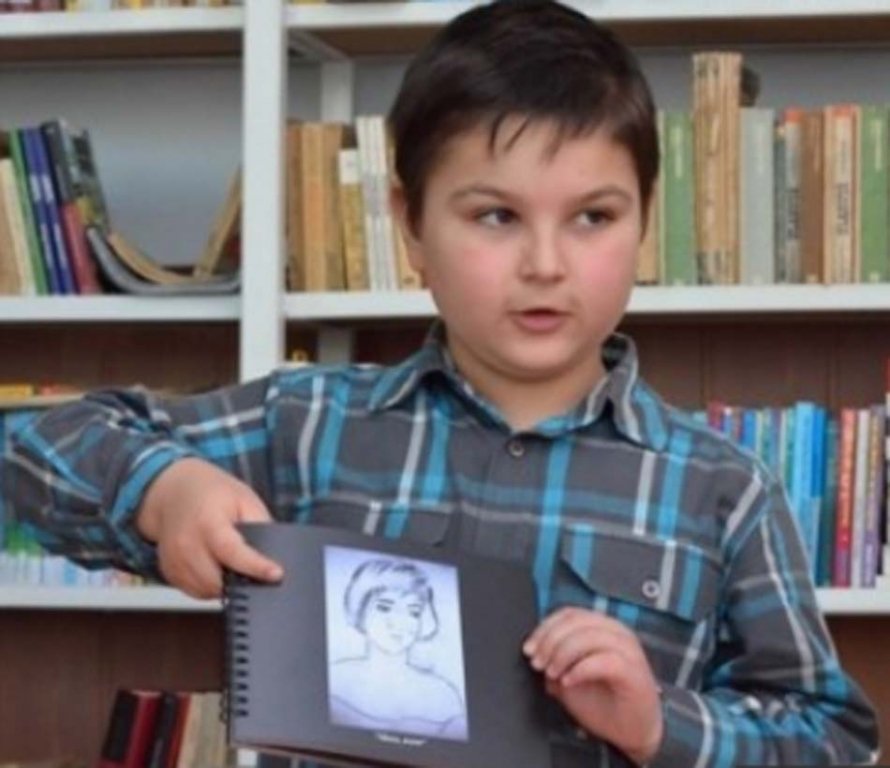  Micul pictor în vârstă de 7 ani îşi vinde tablourile în scop caritabil