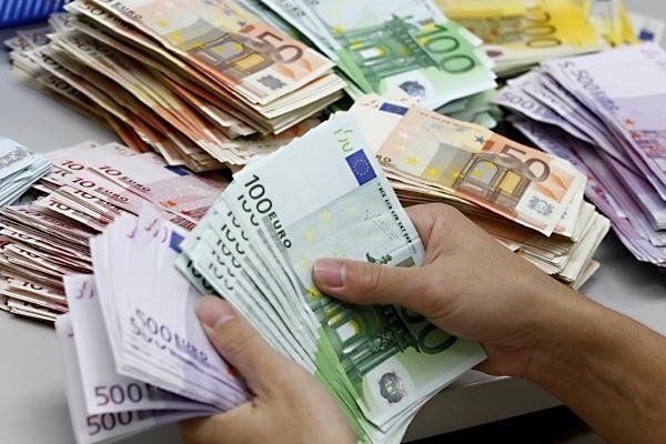  Delapidare la primărie: furt de 91.000 euro. Contabilul a tocat banii la păcănele