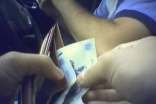  Şofer băgat la zdup după ce a vrut să dea 450 de euro poliţistului în trafic, la Leţcani