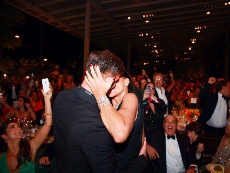  O braziliancă a cumpărat câteva secunde de sărutat cu Ricky Martin. Câți bani a dat