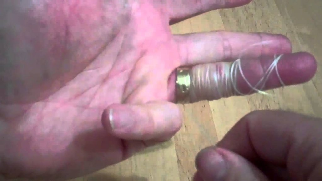  VIDEO: Ți s-a blocat inelul pe deget? Iată cât de ușor îl poți scoate cu un ac și ață dentară