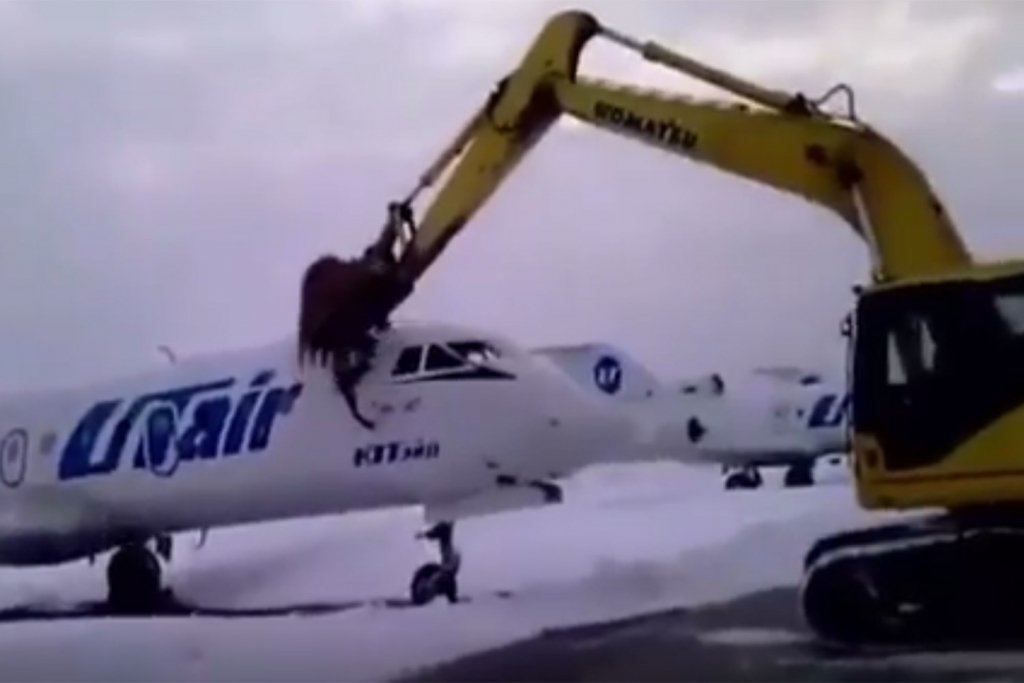  VIDEO: Un rus a distrus un avion cu excavatorul de supărare că a fost concediat