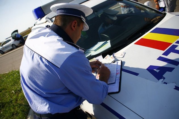 Sute de şoferi au fost sancţionaţi în weekend în judeţul Iaşi