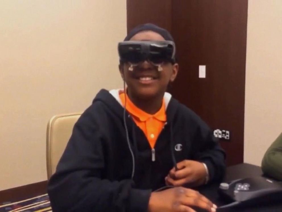  VIDEO: Un copil orb a văzut pentru prima oară cu ajutorul unor ochelari electronici