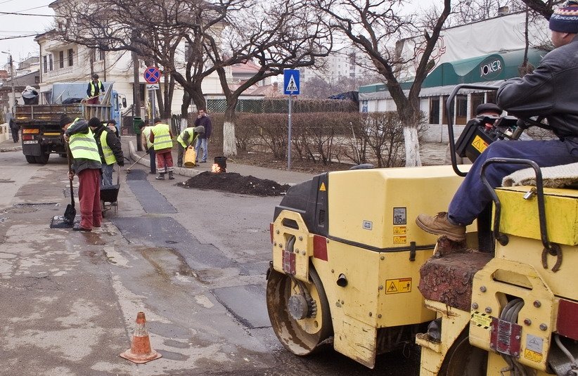  Firmele de asigurări se războiesc cu Citadin pentru daunele provocate de găurile din asfalt