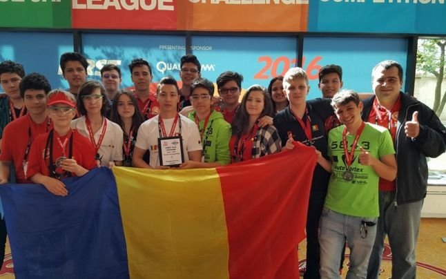  O echipă de elevi români, pe podium la cel mai important concurs de robotică din lume