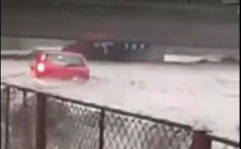  VIDEO: Imagini dramatice. Maşini luate de viitură pe DN7, pe Valea Oltului