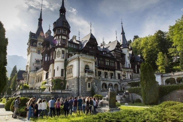  Casa Regală a invitat românii, marţi, la Castelul Peleş, pentru Sărbătoarea Coroanei