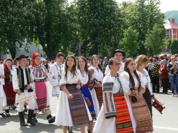  Cea mai mare paradă a costumului popular românesc va avea loc la Năsăud
