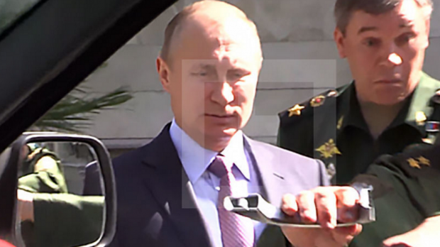  VIDEO: Vladimir Putin, sabotat de un mâner de mașină la o inspecție militară