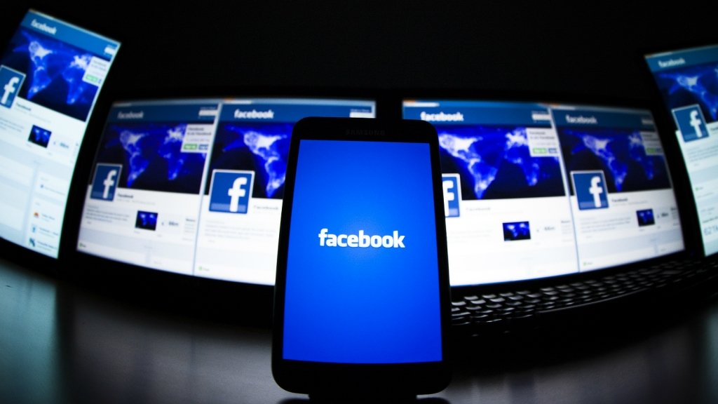  Sărbătoriţii zilei, asaltaţi pe Facebook de urările politicienilor
