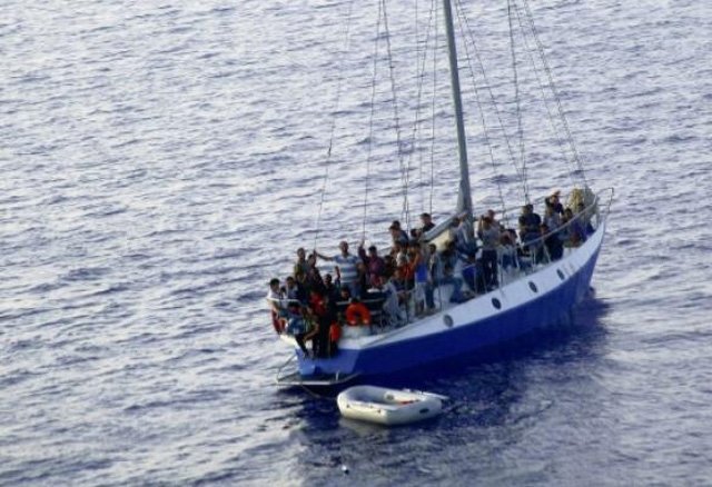  Circa 850 de imigranţi, descoperiţi pe Marea Mediterană de paza libiană de coastă