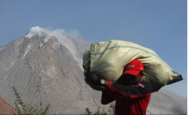  VIDEO: Erupție vulcanică în Indonezia; sate îngropate în cenușă fierbinte