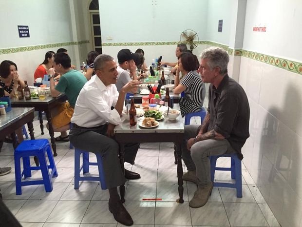 Obama a luat masa într-un birt de cartier în timpul vizitei din Vietnam