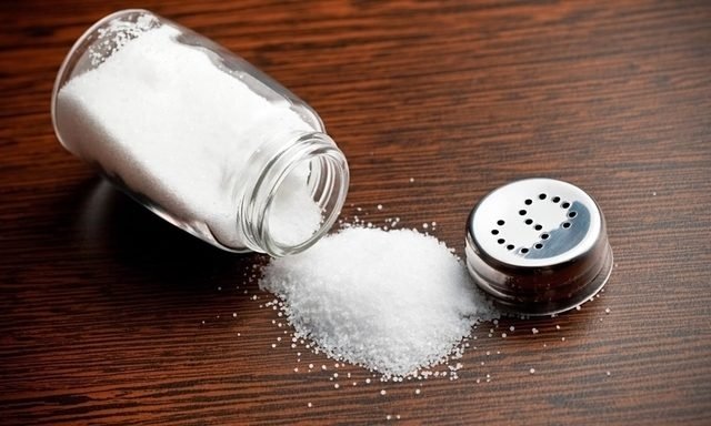  Riscurile pe care le poate avea consumul redus de sare