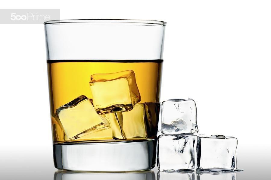 Cercetătorii britanici au stabilit legătura dintre alcool şi fericire