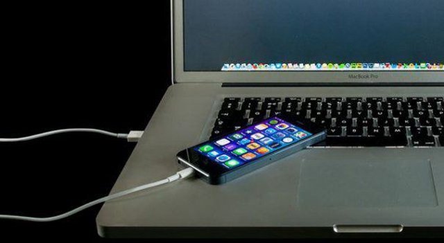  Smartphone-urile cu sisteme de operare Android sau iOS pot fi compromise la încărcarea prin conexiuni USB