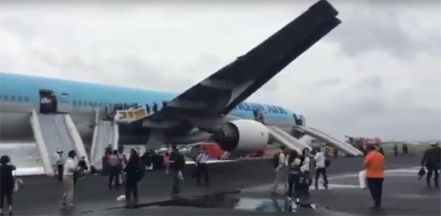  VIDEO: Pasagerii unui avion Korean Air, evacuati pe tobogane dupa ce un motor a luat foc inainte de decolarea din Tokyo