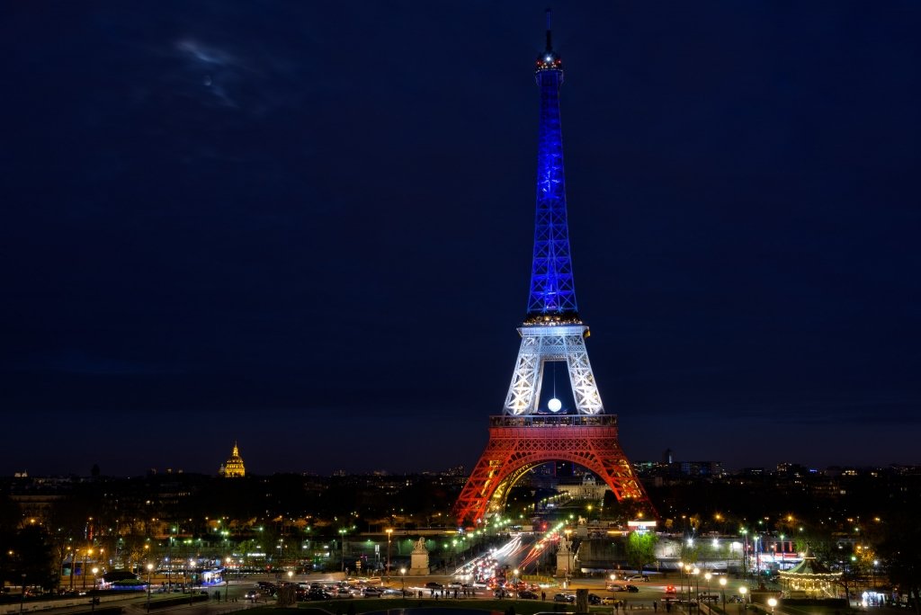  Turnul Eiffel va avea alte culori în fiecare seară în perioada EURO 2016