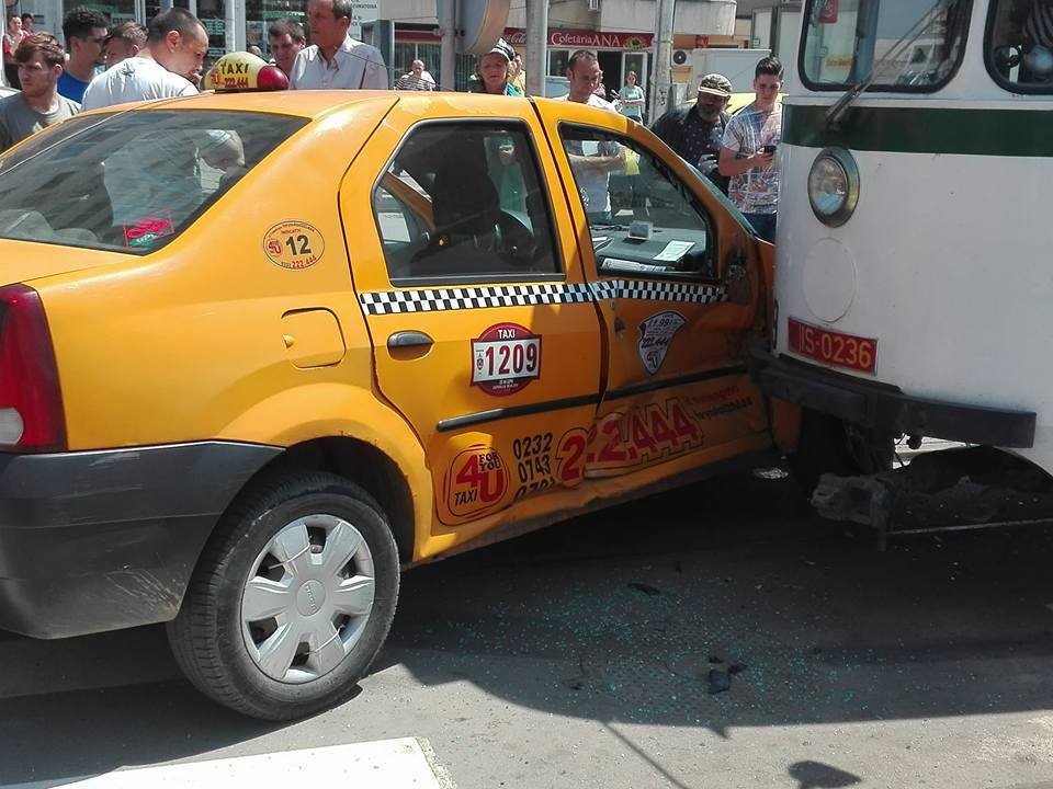  199699_129466_stiri_Accident-taxi-tramvai-foto-Ovidiu-Alexandru-Radar-Iasi-1