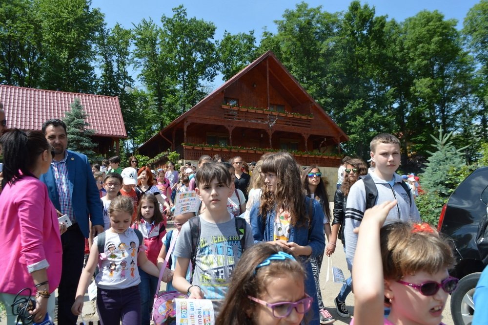  FOTO: Este campanie, dar e ceva deosebit! Tabără şcolară cu grădină zoo, la Miroslava