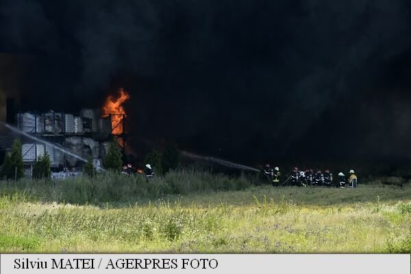  Fabrica de la Jilava arde de 24 de ore. Pompierul care a murit avea 35 de ani