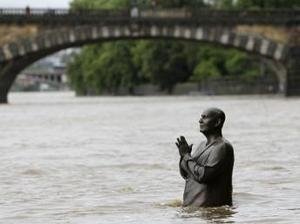  Stare de alerta in Europa. Dunarea face ravagii. 12 morti si zeci de mii de evacuati  (GALERII VIDEO)