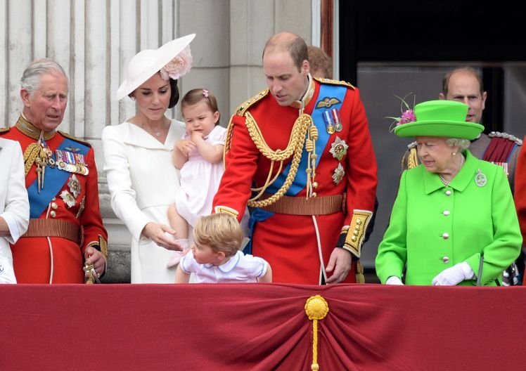  Prințul William, pus la punct de Regina Elisabeta. Moment amuzant!