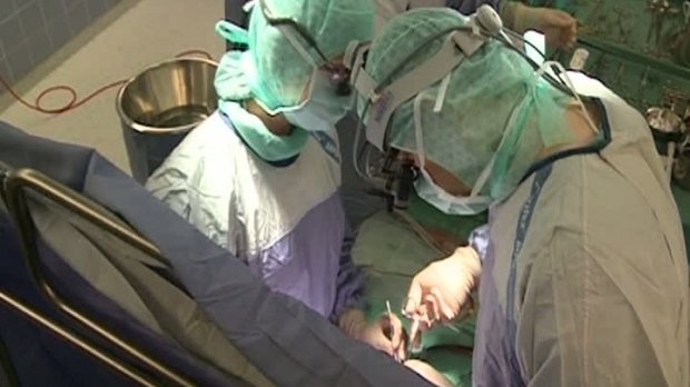 O echipă de medici austrieci a făcut o protezare de gleznă în premieră pentru Iaşi